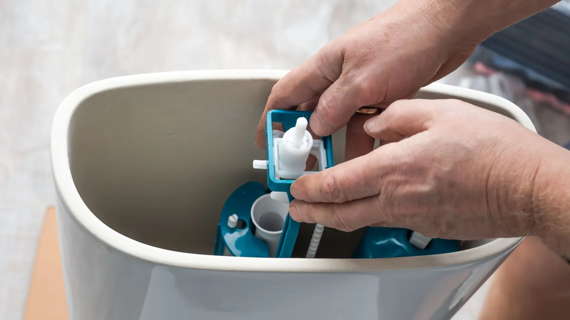 Guía completa para arreglar una cisterna que pierde agua