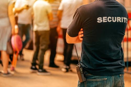 vigilante de seguridad haciendo sus funciones