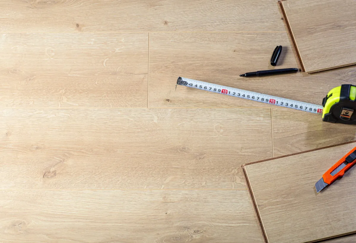 Cómo arreglar el suelo laminado levantado o hinchado paso a paso