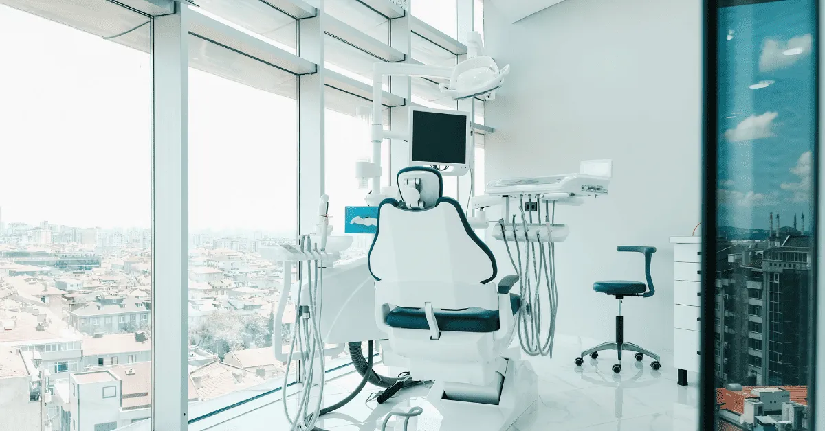 Mejores Dentistas en Málaga 2026: Top 5 Clínicas, precios y consejos