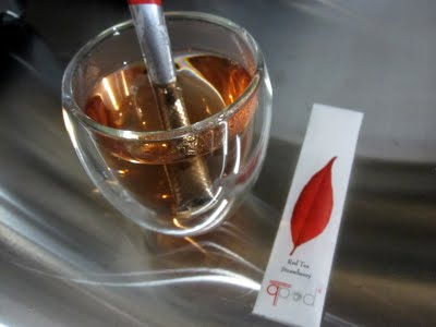 té rojo en stick de aluminio, microperforado, comodo para utilizar como cucharilla